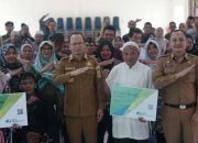 Agafry, Bupati Bangka Tengah di Program JAKET UMKM, Menyerahkan 120 Kartu BPJS Ketenagakerjaan