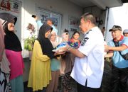 Masih Pada Momen Milad Babel Ke-25, Gubernur Bagi Beras di sekitaran Pasar Kampung Asam