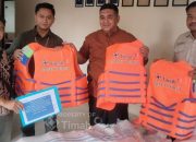 Terus Peduli, Sebanyak 80 Packs Life Jacket dari PT. Timah Dibagikan Ke Kelompok Nelayan Karimun