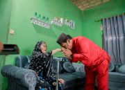 Prof Udin, Walikota PKP, Sungkem Ibu Lansia Saat Berikan Alat Mobilitas