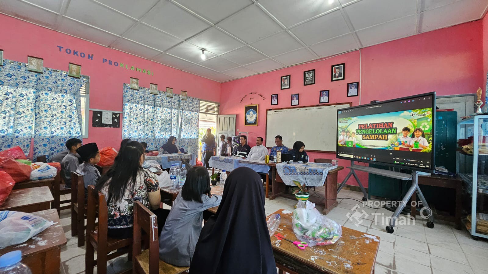 Dari Sampah Menjadi Harapan, PT TIMAH Edukasi Pelajar Mentok Kelola Plastik Lewat Inovasi Ecobrick