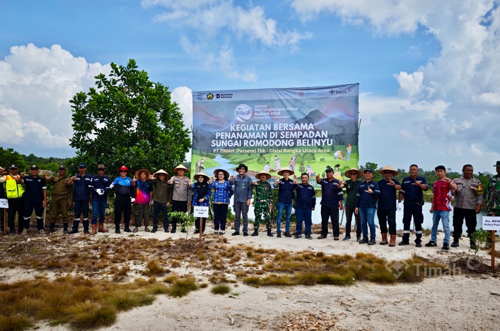 Menanam Hari Ini, Menjaga Esok: PT TIMAH Hijaukan Sempadan Sungai Romodong dengan 500 Bibit Pohon