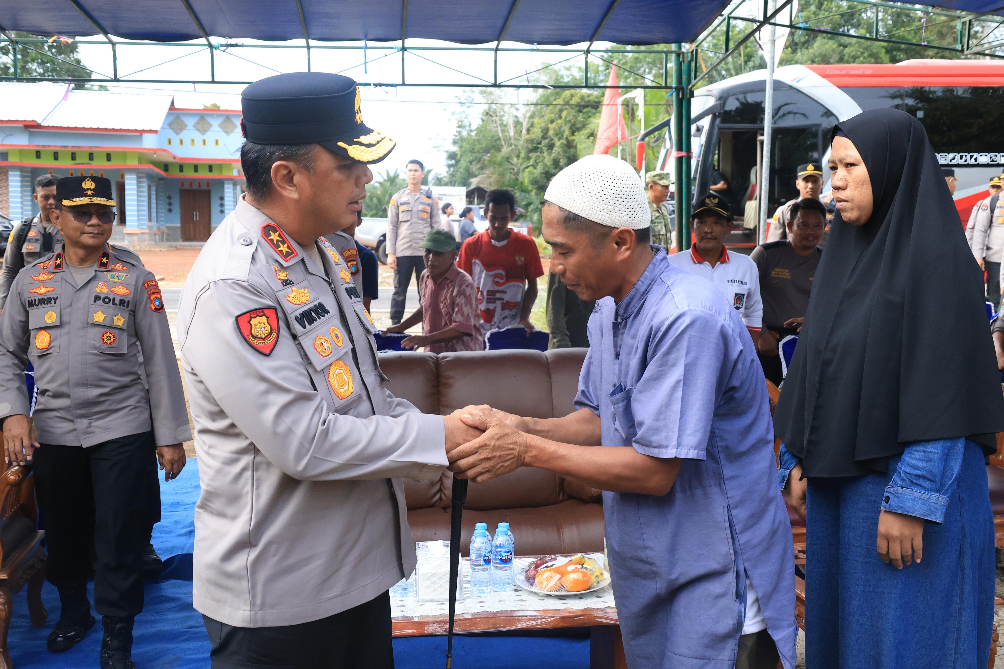 Dari Rumah 3×3 Meter Menuju Harapan Baru, Tangis Ibu Mentari Pecah Saat Polda Babel Mulai Bedah Hunian Keluarganya