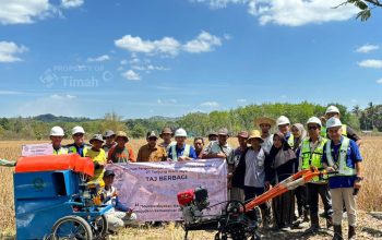 Tak Lagi Mengandalkan Tenaga Manual, PT TAJ Bantu Petani Mangkauk Bangkitkan Produktivitas