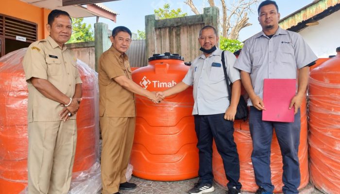 Saat Air Menjadi Barang Mahal, PT TIMAH Bantu Warga Mentok Lewat 15 Tangki Penampungan