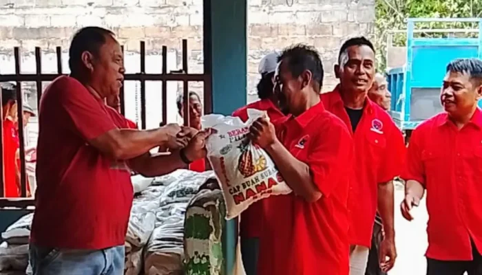 Rudianto Tjen Terus Hadir untuk Rakyat, PDIP Belitung Timur Bergerak Bagikan Beras Serentak
